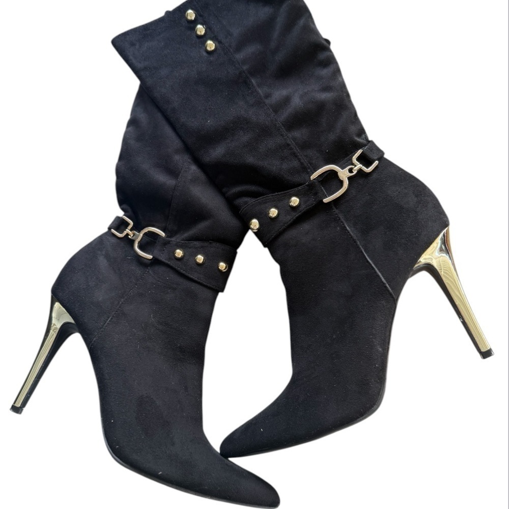 Very pretty black suede boots